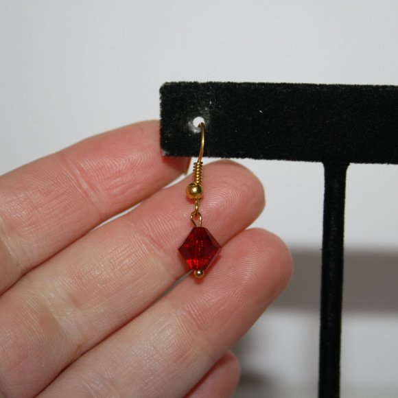 Beautiful NWOT gold and ruby red crystal dangle earrings 1.25" - Picture 2 of 4